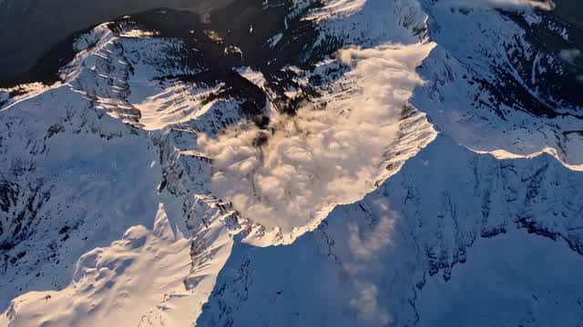 壮丽雪山群笼罩在戏剧性云层中 AI video preview