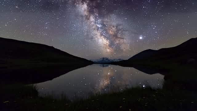夜の静かな山間の湖に映る銀河中心 AI video preview