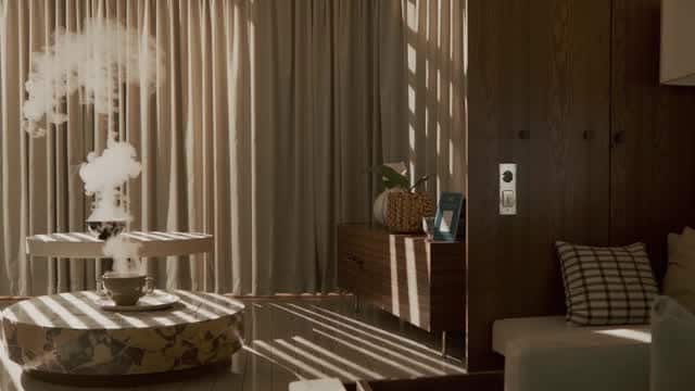 ドラマチックな陽光と湯気のある穏やかな室内風景 AI video preview