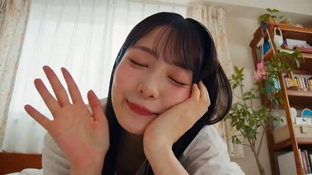 自宅で穏やかな日常を過ごす若い女性 AI video preview